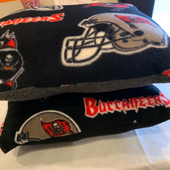 Tampa Bay Buccaneers Logo Helmet Flag Pattern Fleece Pillows Set of Two 13"x13" - Picture 12 of 15